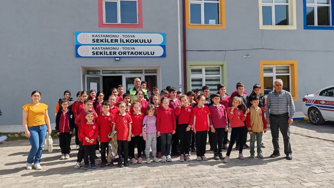 Tosya İlçe Jandarma Komutanlığı Jandarma Trafik Timleri Sekiler İlkokulu ve Ortaokuluna Trafik semineri verdi.